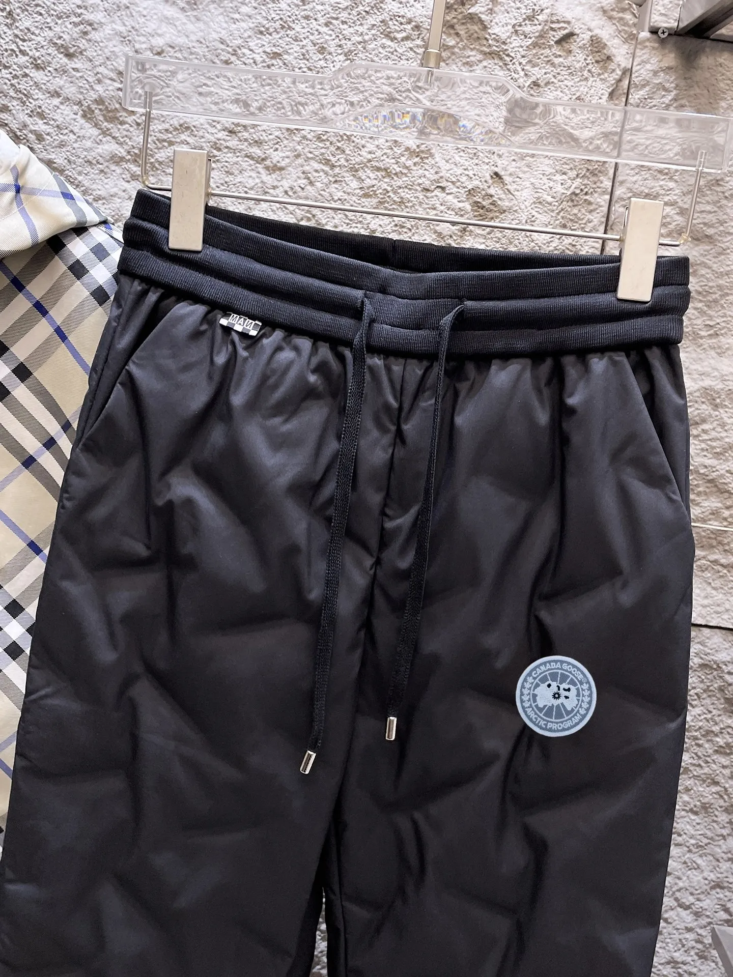 P490 Big Goose🇨🇦 🌹25 new autumn and winter thickened warm down pants are here🔥A must-have outdoor windproof, lockable and warm in winter. Made of professional-grade outdoor windproof, waterproof and breathable fabric. Lining is 90% white duck down filling. Lightweight design. Lightweight and warm. Seamless gluing process on the inside. Uses light and gall-free anti-drilling fabric to effectively prevent velvet running. Original hardware accessories. Classic logo matching. Simple and versatile, the upper body is stylish and not bloated. The style is the same for men and women! Size: M-3XL.